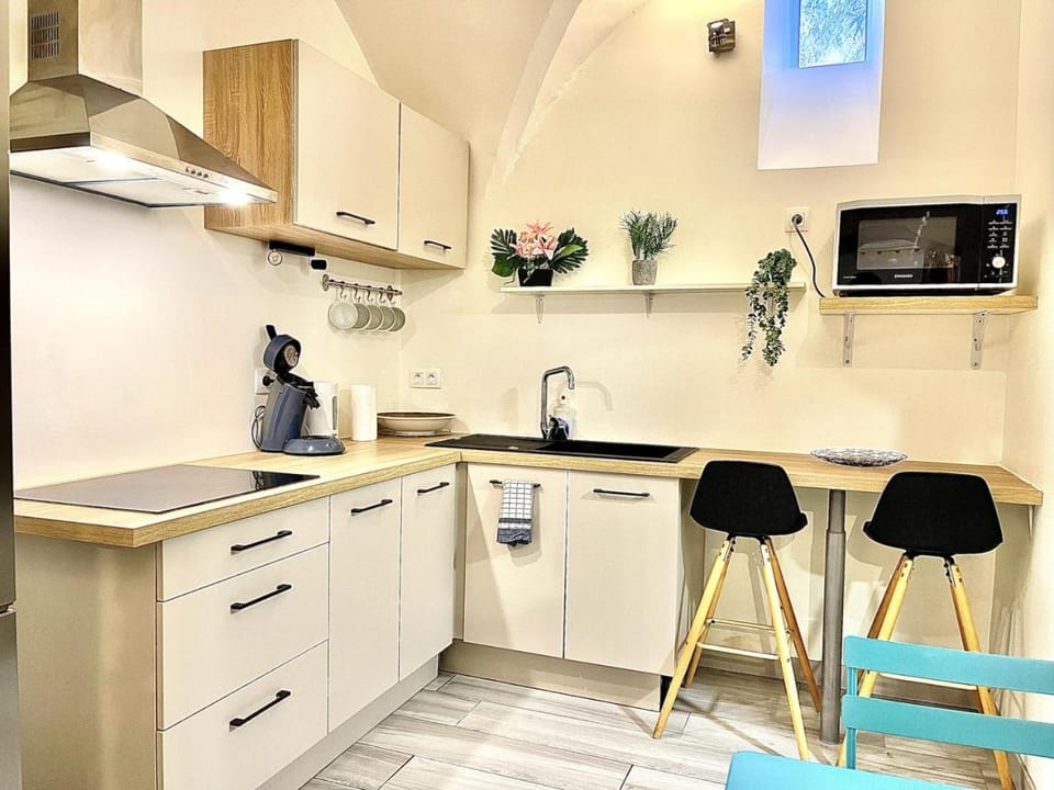 Coffee/tea facilities, Kitchen or kitchenette, Dining area, minibar, oven, stove