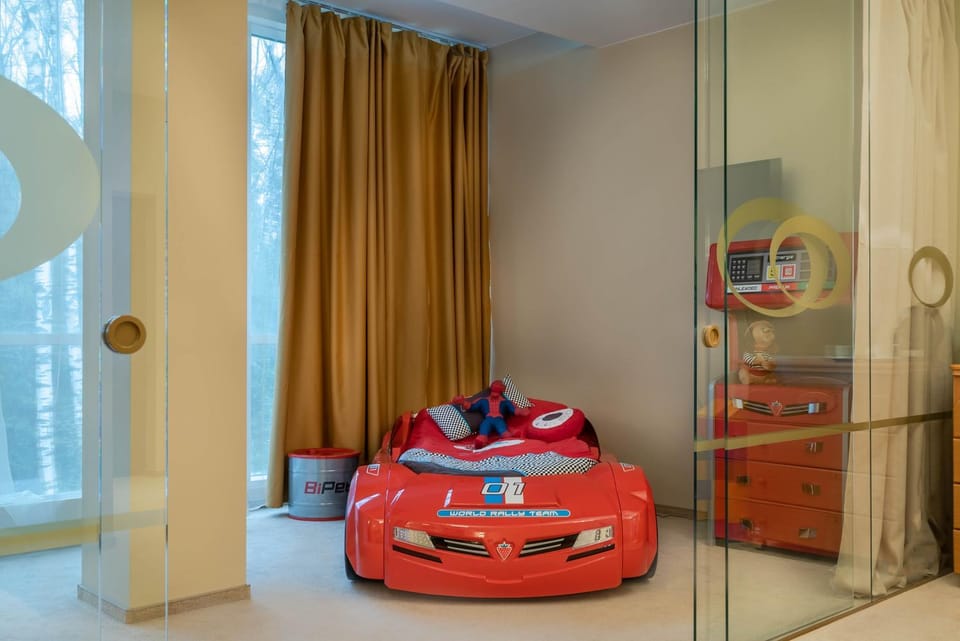 Photo of the whole room, cot