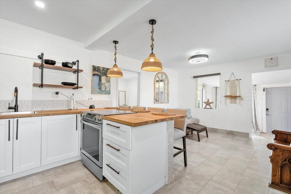 Kitchen or kitchenette, Dining area, dishwasher, pet friendly, stove