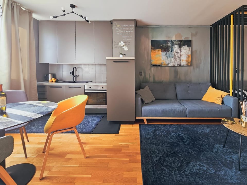 Coffee/tea facilities, Kitchen or kitchenette, Living room, Dining area, oven, stove