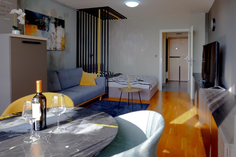 Bed, TV and multimedia, Living room, Photo of the whole room, Dining area