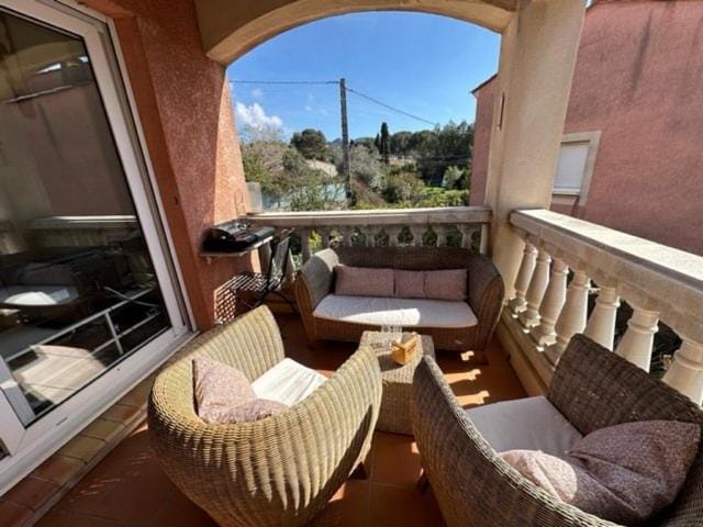 Patio, Day, Balcony/Terrace, Seating area