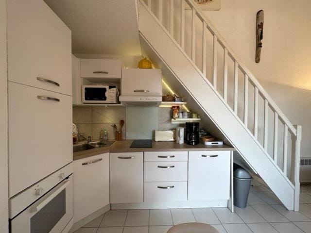 Kitchen or kitchenette, oven, stove