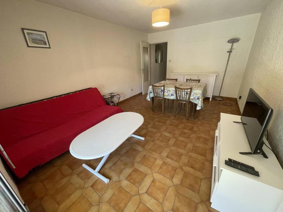Bord de plage, rez de jardin,5/7 personnes...WIFI Apartment in La Seyne-sur-Mer