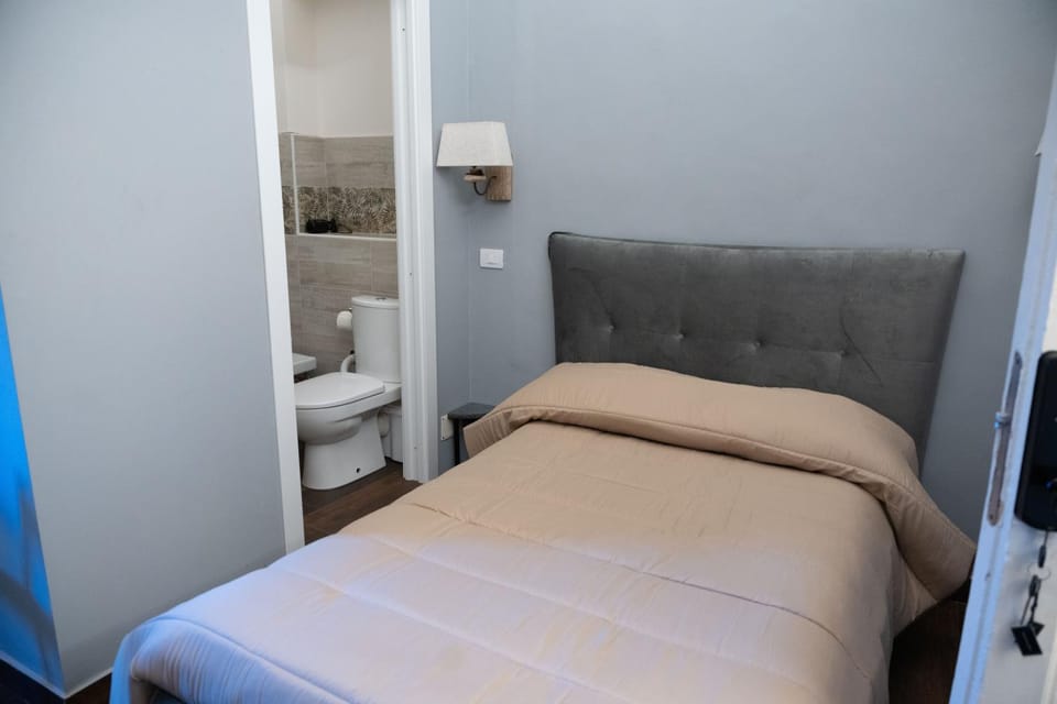 Toilet, Bed, Bathroom, TV and multimedia, Photo of the whole room, Bedroom