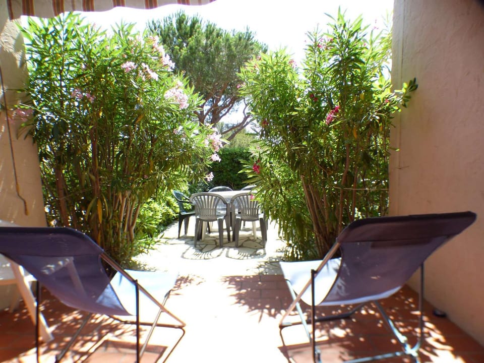 Grande terrasse, piscines, tennis, crique, plage... Apartment in French Riviera