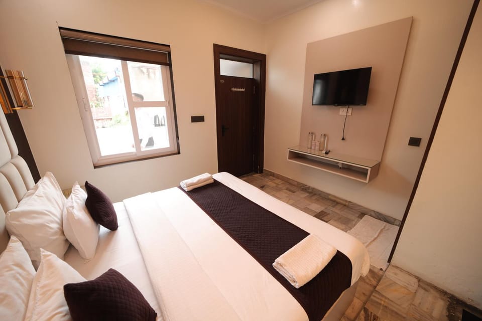 Bed, TV and multimedia, Bedroom, towels