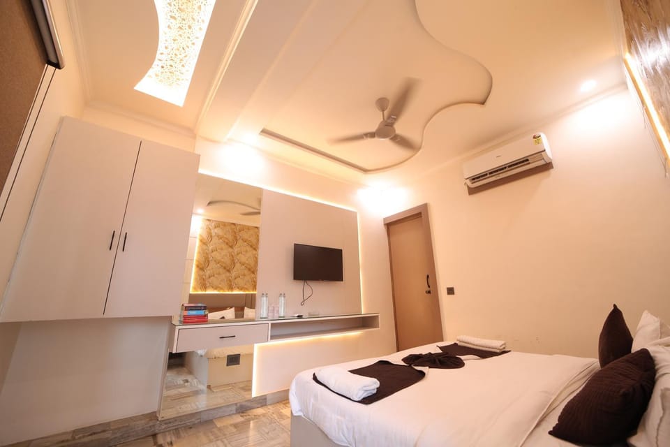 Bed, TV and multimedia, Bedroom, wardrobe, air conditioner