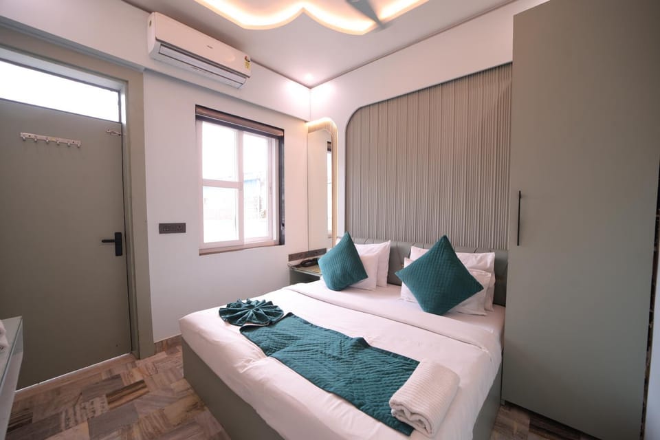 Bed, Bedroom, wardrobe, air conditioner