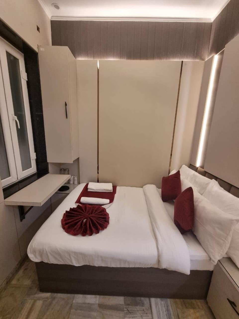 Bed, Bedroom, towels, wardrobe