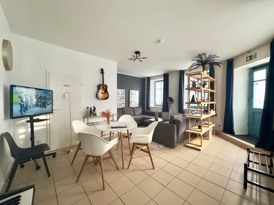 TV and multimedia, Living room, Seating area, Dining area