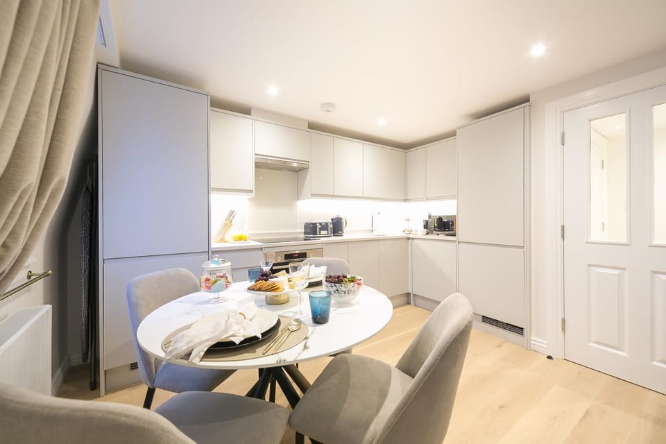 Coffee/tea facilities, Kitchen or kitchenette, Living room, Seating area, Dining area, oven, stove, toaster