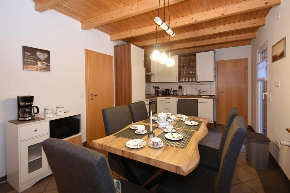 Coffee/tea facilities, Kitchen or kitchenette, Seating area, Dining area, minibar