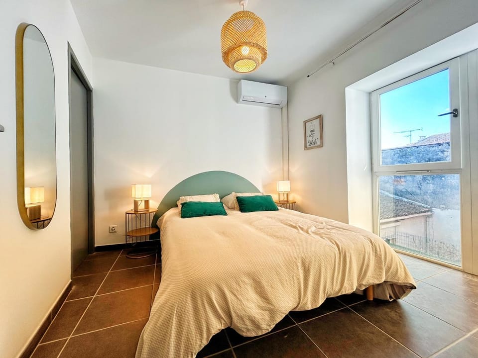 Bed, Photo of the whole room, Bedroom, air conditioner