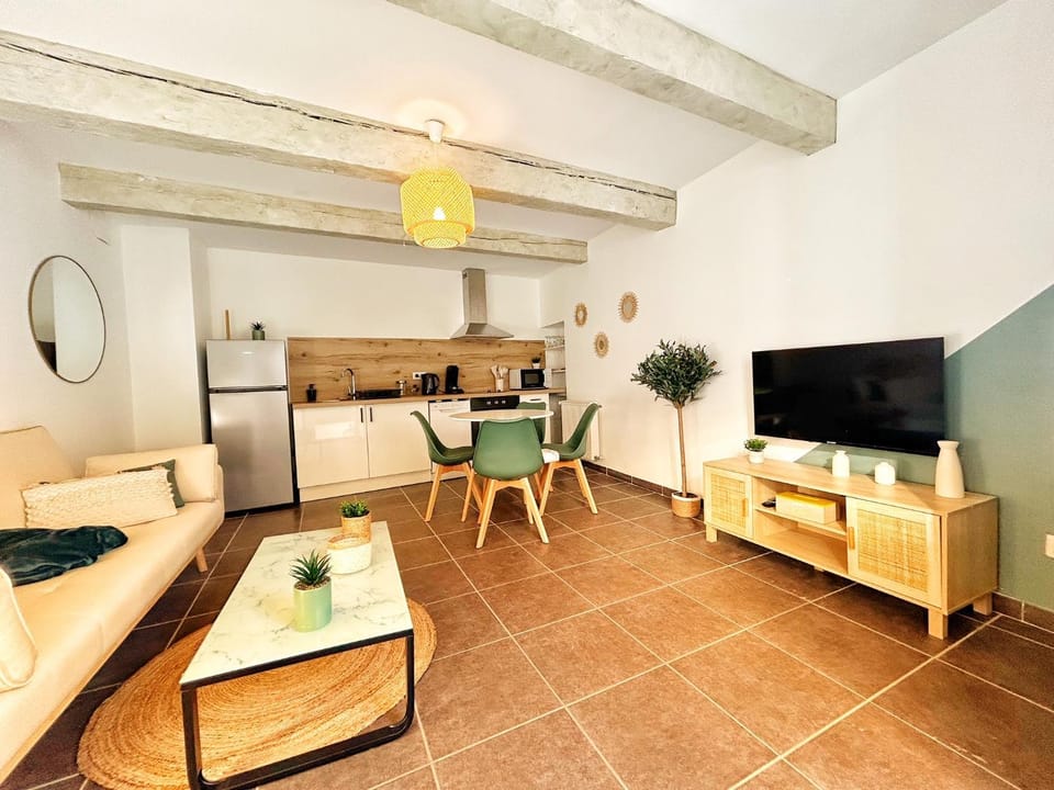 TV and multimedia, Kitchen or kitchenette, Living room, Seating area