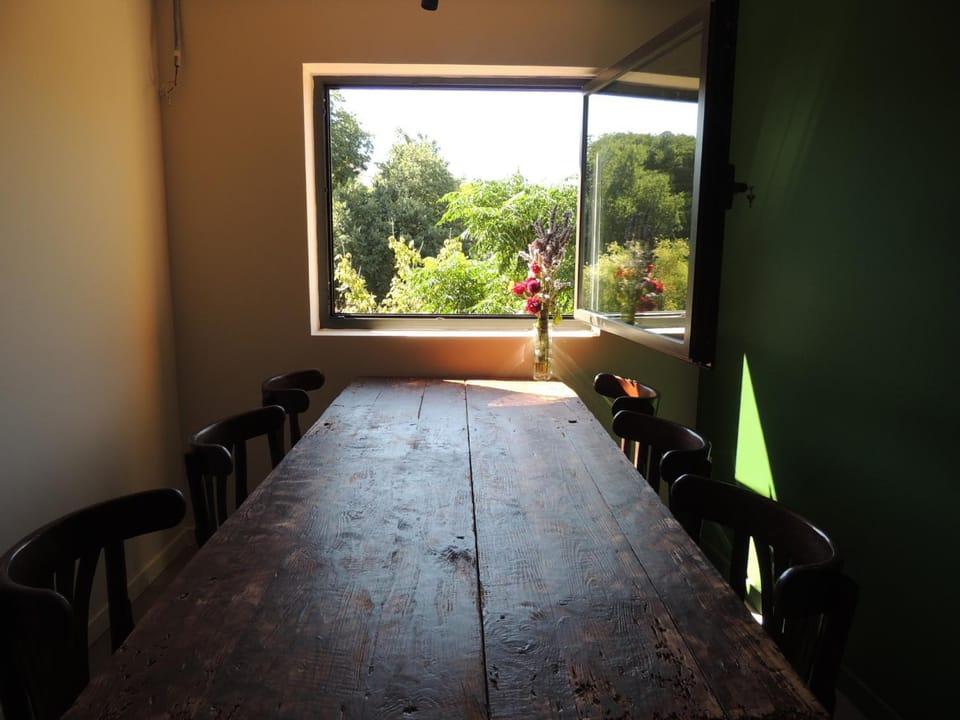 Restaurant/places to eat, Lounge or bar