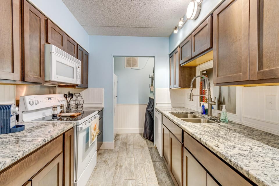 Central Mary Esther Condo 5 Mi to Okaloosa Island! House in Mary Esther