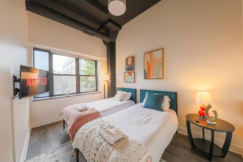 Chic Spacious 3BR South Loop Apartment Near McCormick Place, Roosevelt CTA & Shopping Area in Chicago Apartment in South Loop