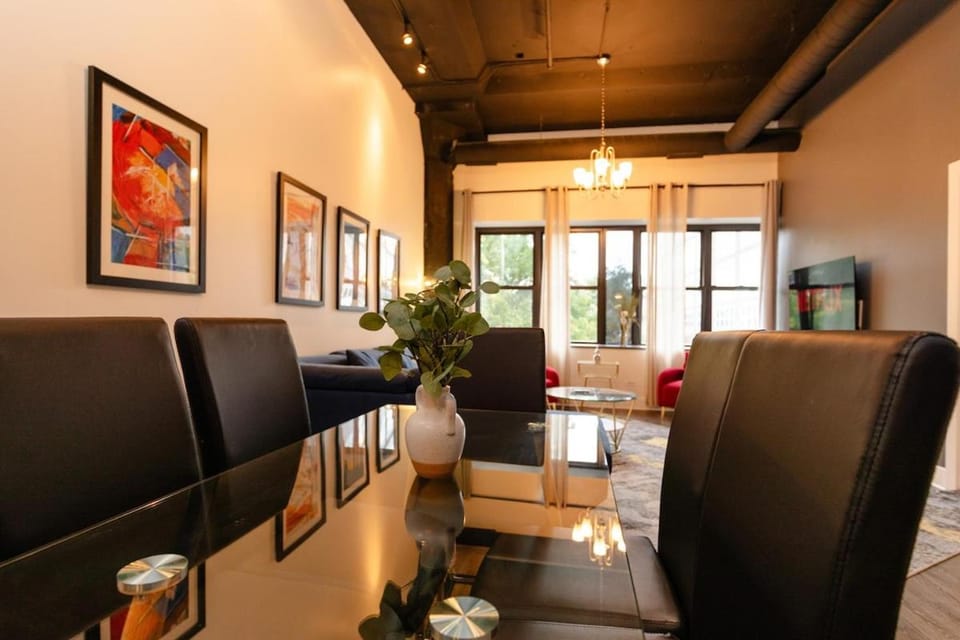 Chic Spacious 3BR South Loop Apartment Near McCormick Place, Roosevelt CTA & Shopping Area in Chicago Apartment in South Loop