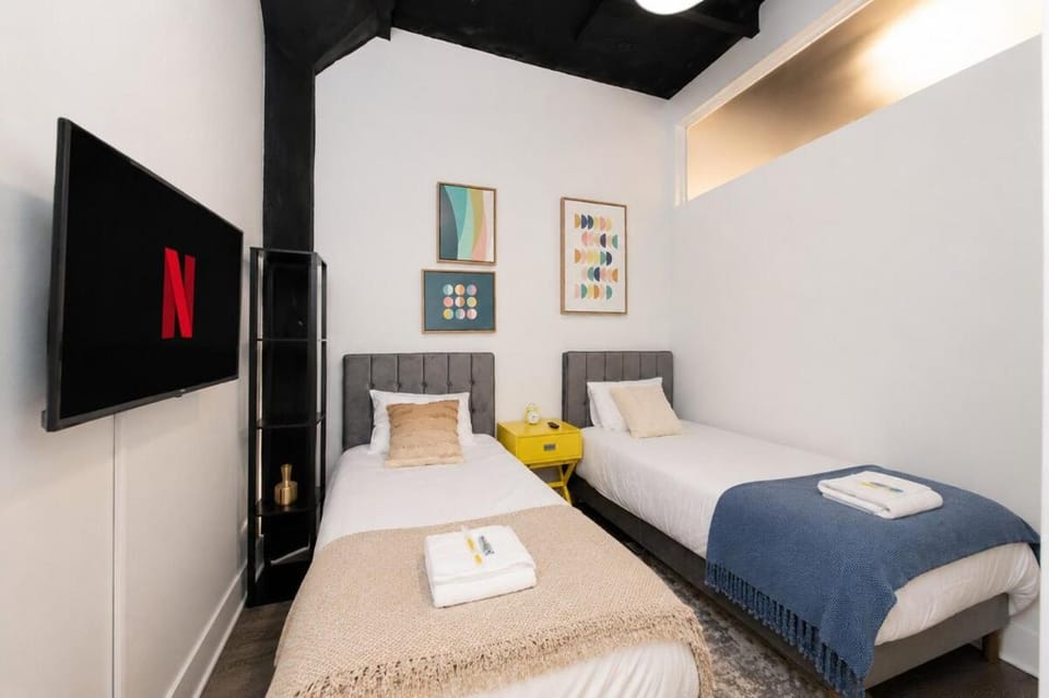 Chic Spacious 3BR South Loop Apartment Near McCormick Place, Roosevelt CTA & Shopping Area in Chicago Apartment in South Loop