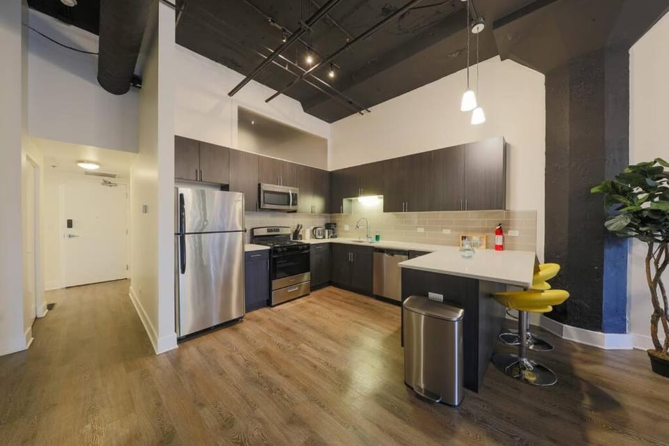 Chic Spacious 3BR South Loop Apartment Near McCormick Place, Roosevelt CTA & Shopping Area in Chicago Apartment in South Loop