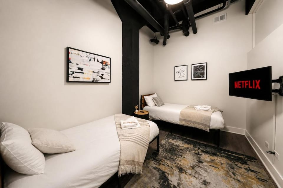 Chic Spacious 3BR South Loop Apartment Near McCormick Place, Roosevelt CTA & Shopping Area in Chicago Apartment in South Loop