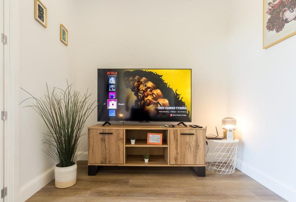 Communal lounge/ TV room, TV and multimedia