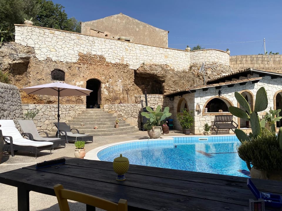 Patio, Swimming pool, sunbed