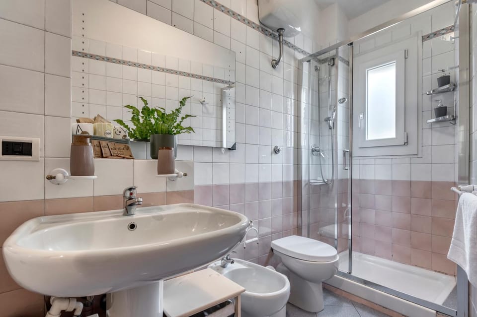Shower, Toilet, Bathroom, Floor plan, Bath, bidet, towels