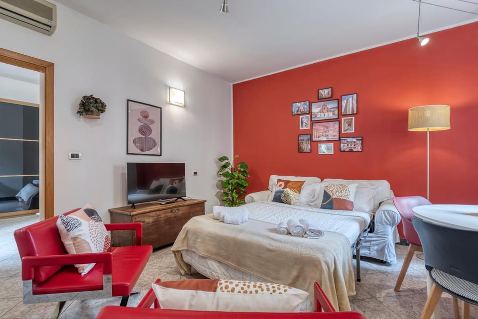 Communal lounge/ TV room, Bed, TV and multimedia, Living room, Seating area, Evening entertainment, Bedroom, air conditioner
