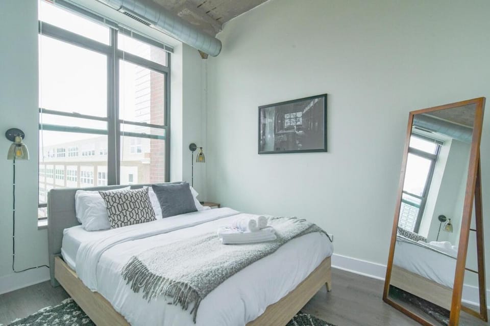 Beautiful 2BR with Smart TV, Gym Access & Parking Close to McCormick Place, Museums & Lake Michigan Apartment in South Loop