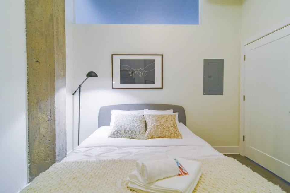 Beautiful 2BR with Smart TV, Gym Access & Parking Close to McCormick Place, Museums & Lake Michigan Apartment in South Loop