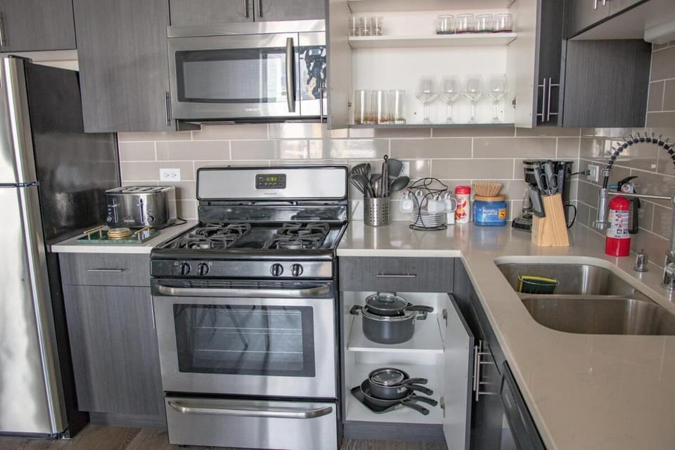 Beautiful 2BR with Smart TV, Gym Access & Parking Close to McCormick Place, Museums & Lake Michigan Apartment in South Loop
