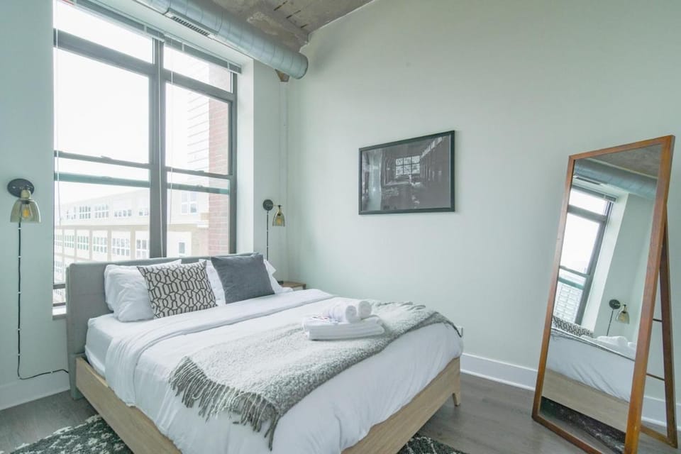 Beautiful 2BR with Smart TV, Gym Access & Parking Close to McCormick Place, Museums & Lake Michigan Apartment in South Loop