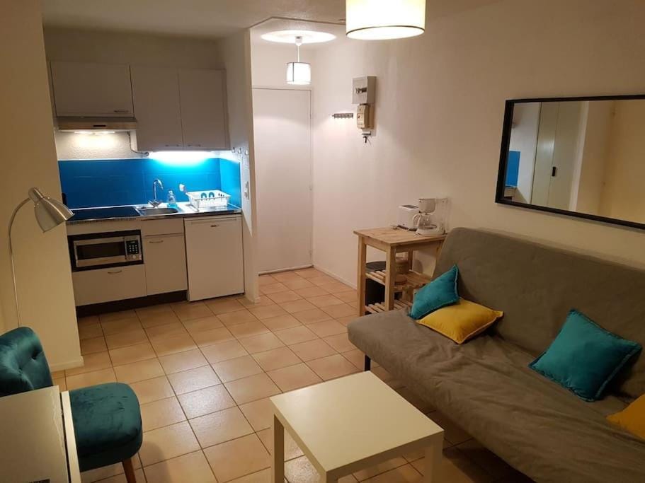 Studio rez-jardin proche plage WiFi, clim, garage Apartment in Bormes-les-Mimosas