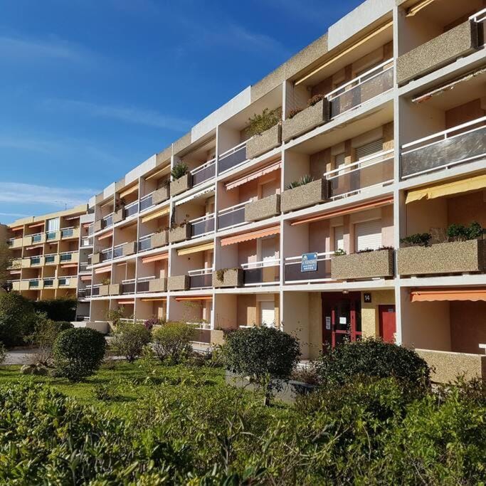 Studio rez-jardin proche plage WiFi, clim, garage Apartment in Bormes-les-Mimosas