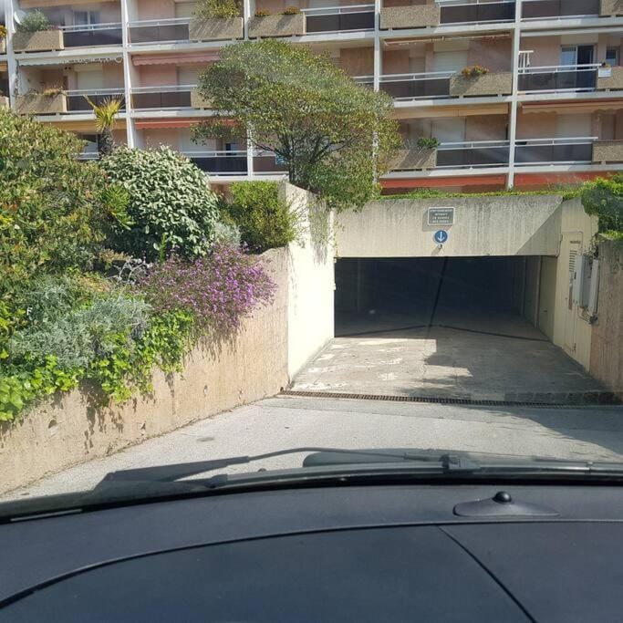 Studio rez-jardin proche plage WiFi, clim, garage Apartment in Bormes-les-Mimosas