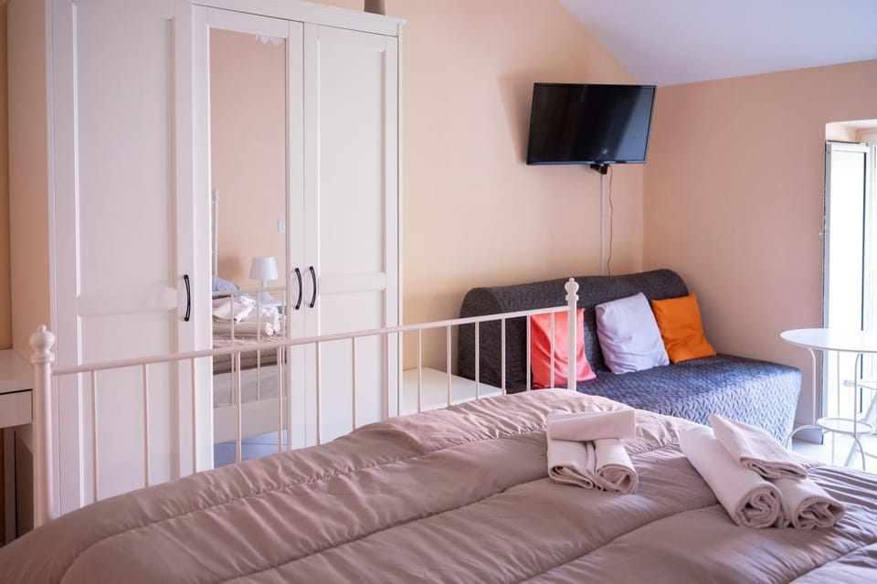 Bed, TV and multimedia, Bedroom