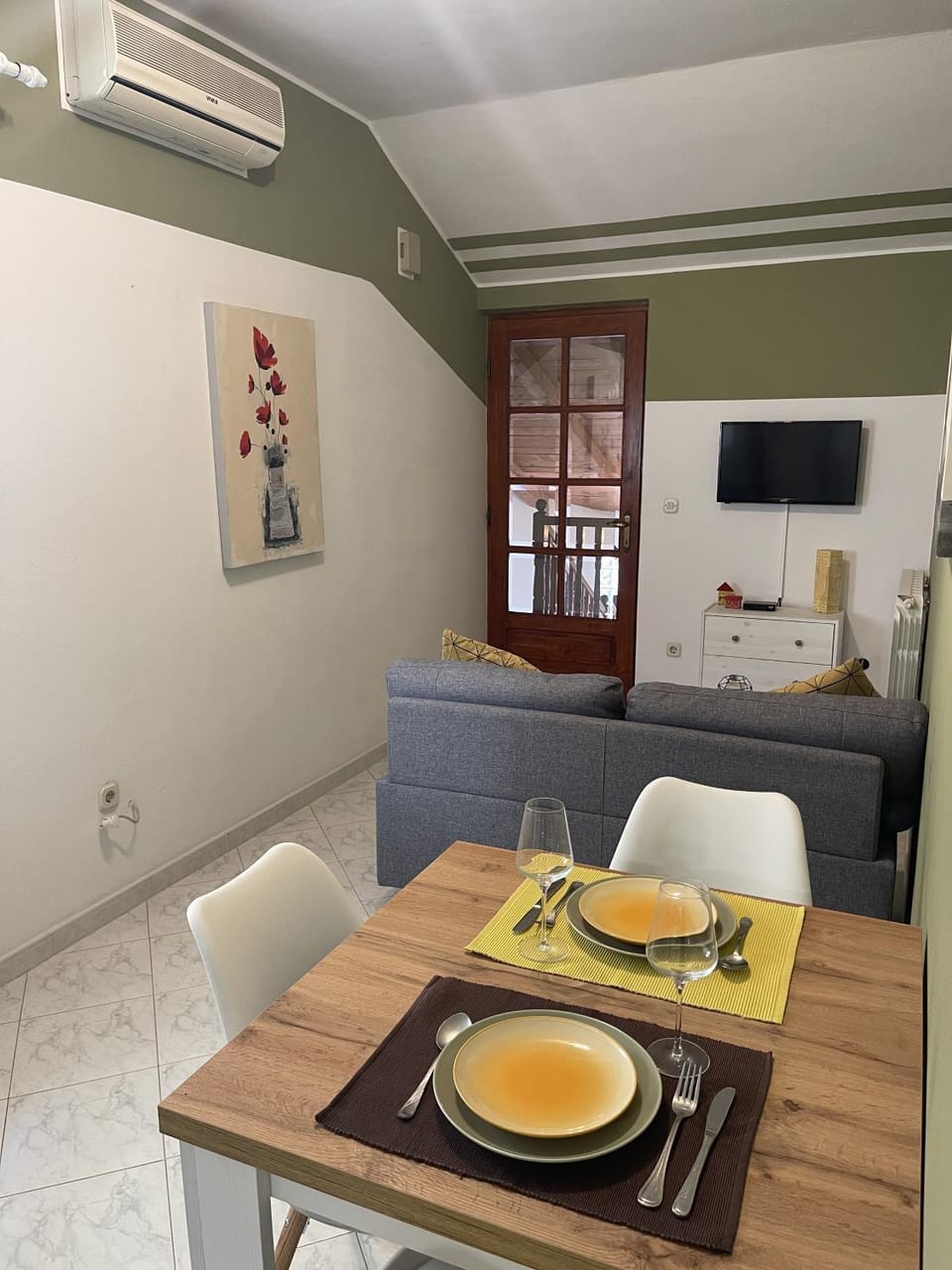 TV and multimedia, Living room, Dining area, air conditioner