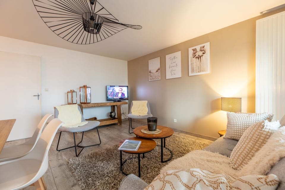 TV and multimedia, Living room, Seating area, Dining area, Bedroom