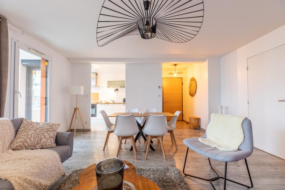 Kitchen or kitchenette, Living room, Seating area, Dining area