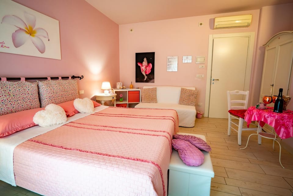 Bed, Living room, Photo of the whole room, Seating area, Bedroom, wardrobe, air conditioner