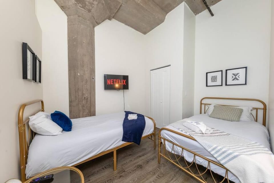 Bed, TV and multimedia, Photo of the whole room, Bedroom, towels