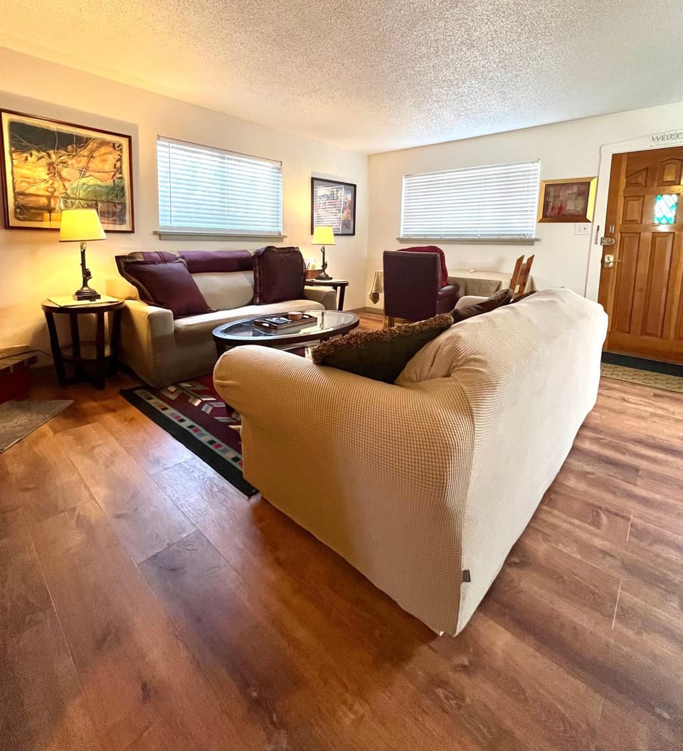 Bed, Living room, Photo of the whole room, Seating area