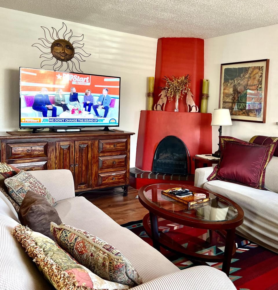 Communal lounge/ TV room, TV and multimedia, Living room, Seating area, Evening entertainment