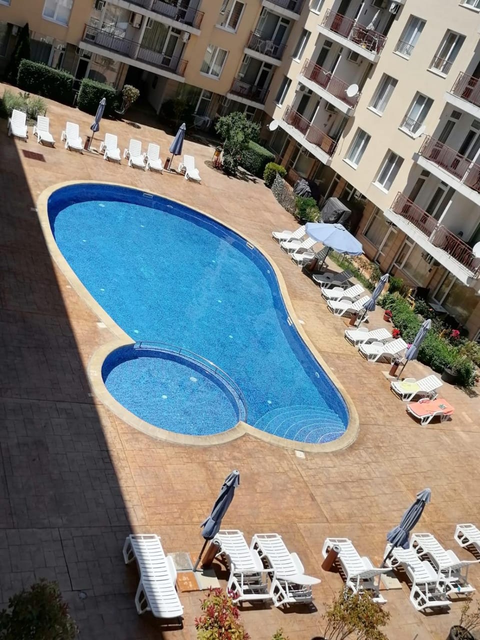 Property building, Day, Pool view, Swimming pool, sunbed