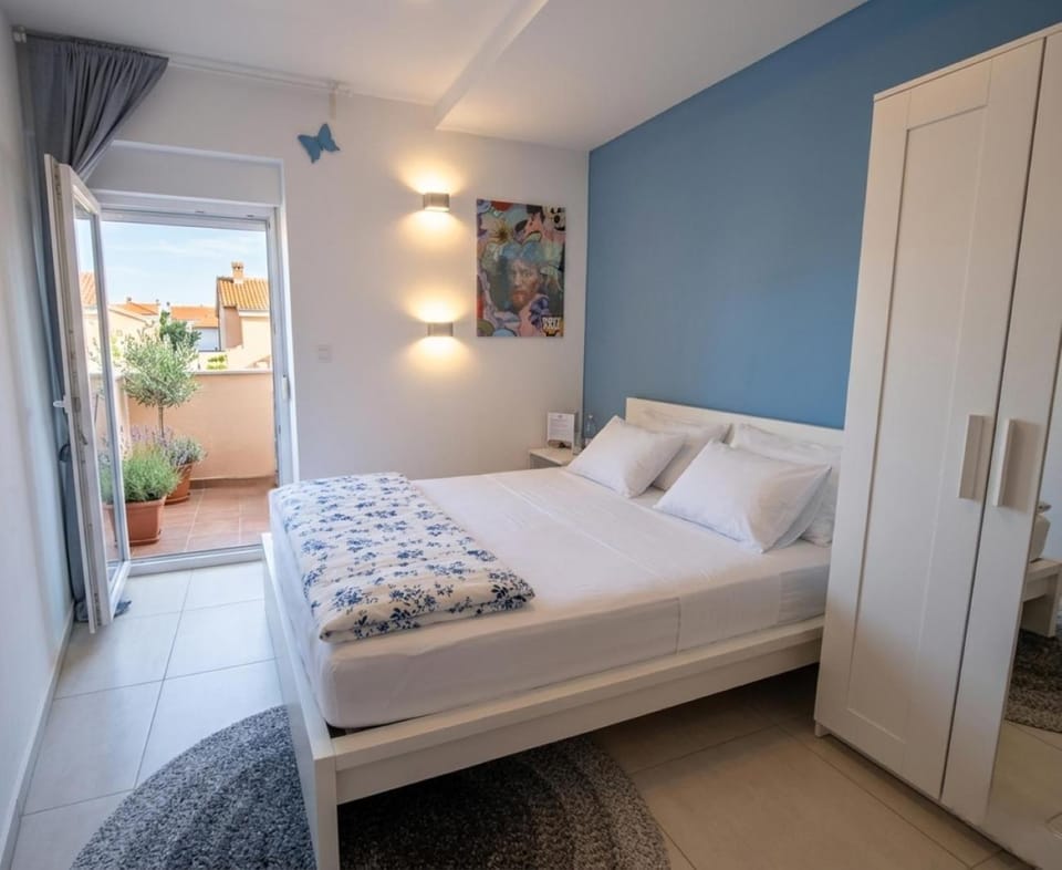 Bedroom, Pool view