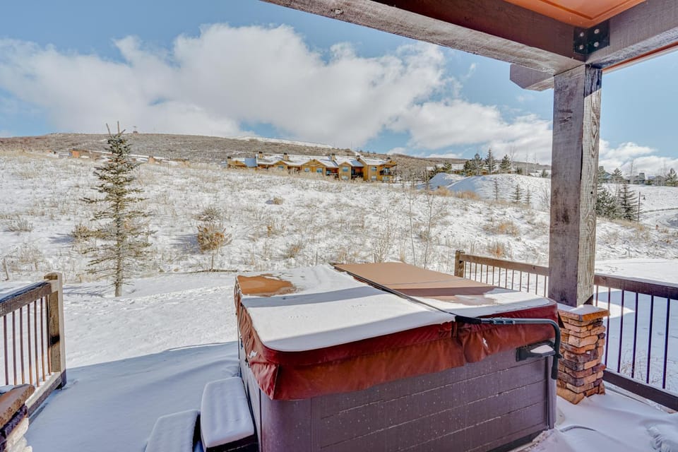 Park City Townhome w/ Hot Tub & Mountain Views! House in Wasatch County