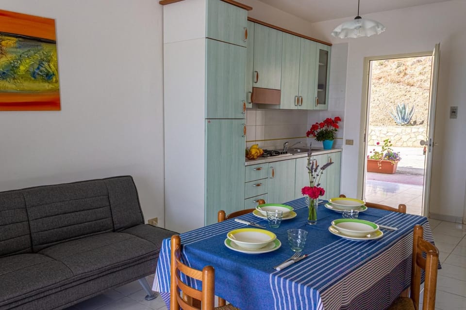 Kitchen or kitchenette, Seating area, Dining area, stove