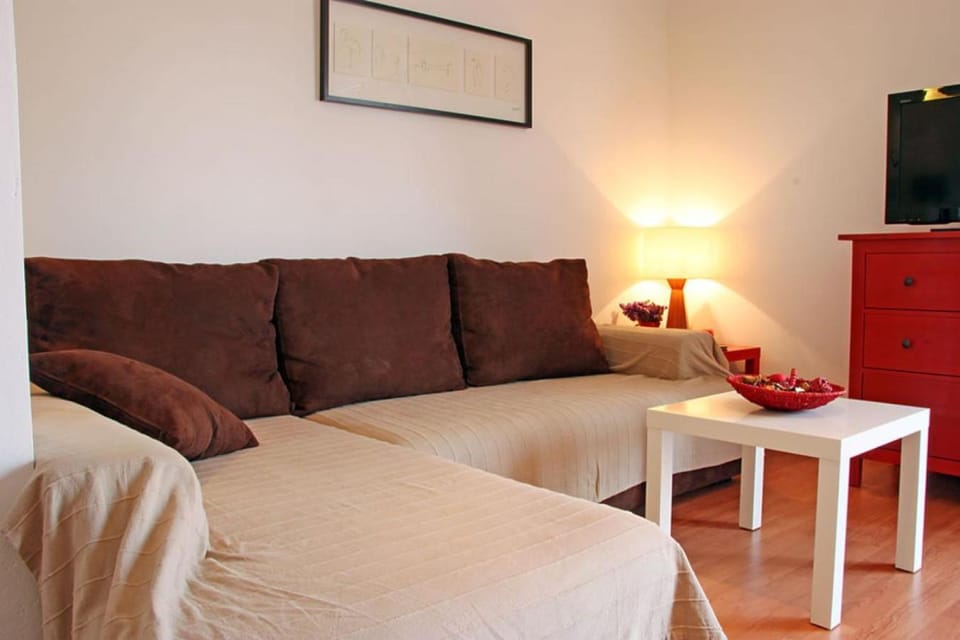 Bed, TV and multimedia, Living room, Seating area